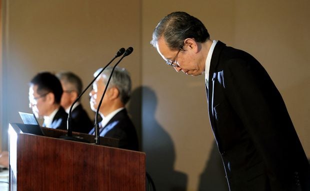 記者会見で頭を下げる東芝の綱川智社長。名門企業の経営が迷走している　（ｃ）朝日新聞社