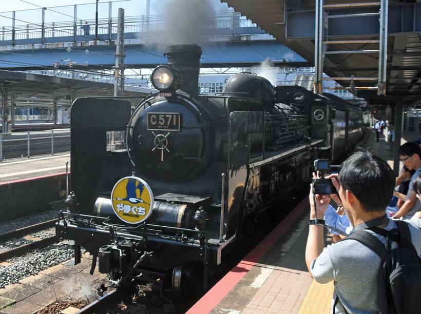 2C1の軸配置のC57形蒸気機関車（C)朝日新聞社