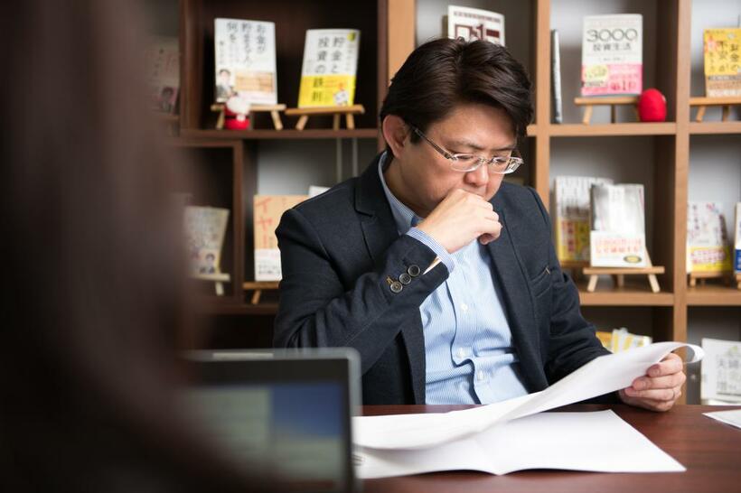 【家計再生コンサルタント、ファイナンシャルプランナー（ＦＰ）】横山光昭さん（４７）／マイエフピー代表取締役。『はじめての人のための３０００円投資生活』（アスコム）が６０万部突破。家計を無理なく改善させる独自のプログラムで、１万５千人以上の家計を再生（撮影／写真部・小山幸佑）