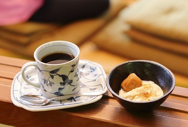 湯葉の胡麻和え梅干し添えとコーヒー（撮影／写真部・松永卓也）