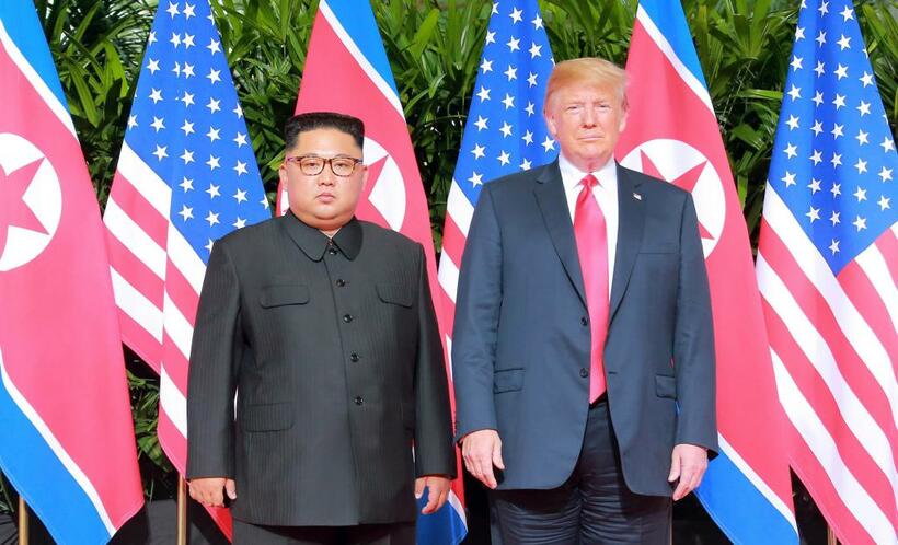 ２０１８年６月、シンガポールで初の米朝首脳会談を開いた北朝鮮の金正恩朝鮮労働党委員長（左）とトランプ米大統領　（ｃ）朝日新聞社