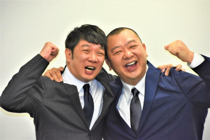 会見でポーズを取るTKOの木本武宏（左）と木下隆行