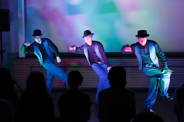 ＳＯＵＬ　ＦＡＭＩＬＹ×真鍋大度＋石橋素＋照岡正樹＋堤修一による「ｍｕｓｉｃ　ｆｏｒ　ｔｈｅ　ｄｅａｆ」のデモンストレーション。一見ろう者とは分からない（撮影／越間有紀子）
<br />