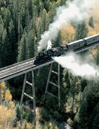米コロラドとニューメキシコの州境を走るクンブレス＆トルテック鉄道。機関車と沿線の風景、乗務員を撮り続け、写真集「Cumbres & Toltec」として出版している。ニコンD2Xで高度約200メートルからの空撮