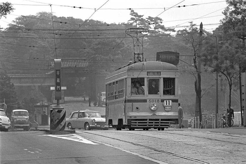 ５４年前の半蔵門周辺。望遠レンズでの撮影は、門を含めてしっかり奥行きを写し出している（撮影／諸河久：１９６４年５月１０日）