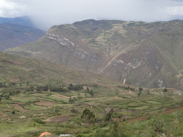 クエラップ　　クエラップ遺跡の城壁から東南方面のウトゥクバンバ渓谷を眺める