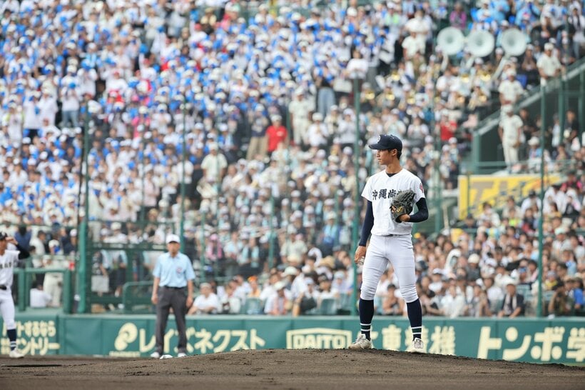 【決勝】打たれてもポーカーフェースを崩さなかった沖縄尚学先発の新垣有（撮影／写真映像部・馬場岳人）