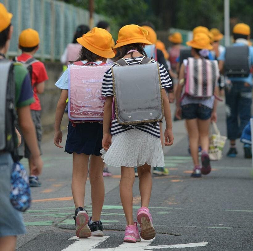 ランドセルを背負って登校する小学生