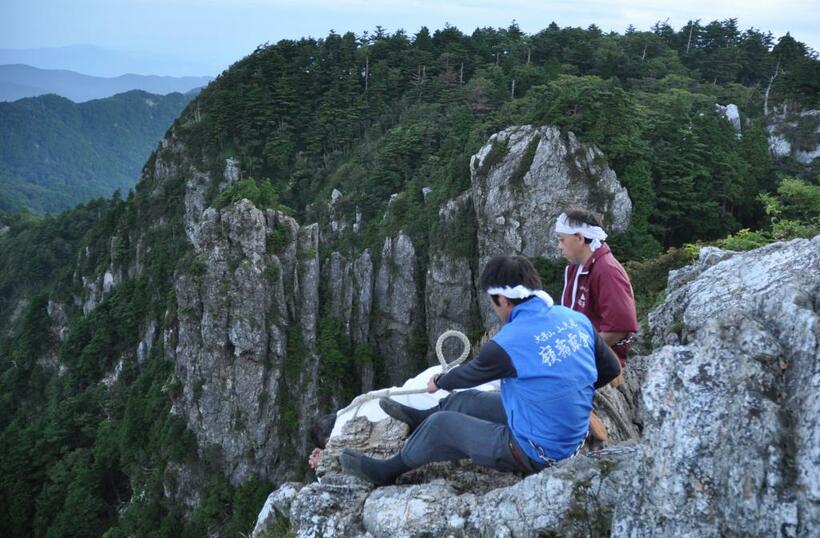 奈良県・大峯山。断崖絶壁からぶら下がる山伏修業「西の覗き」（ｃ）朝日新聞社