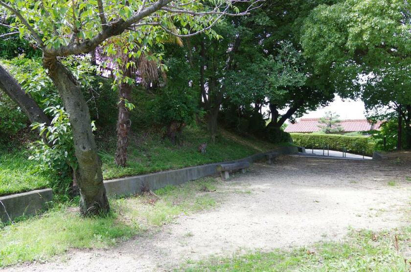 公園になった善照寺砦跡。土手はもとの城壁で、手前の平場の地下には空堀が埋まっている（写真／千田嘉博）