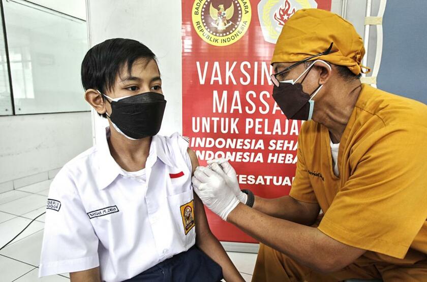 １２歳以上の子どもへのワクチン接種を推奨するかは、国により判断が割れる。夏季休暇中に接種を受ける生徒／７月１９日、インドネシア（ｇｅｔｔｙｉｍａｇｅｓ）