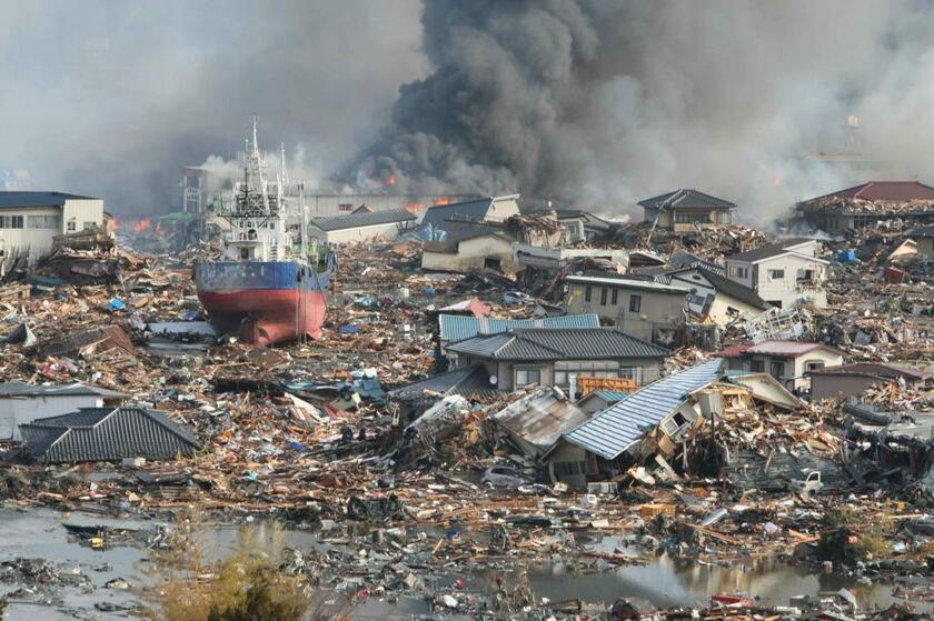 東日本大震災の津波で船や家屋が押し流された宮城県気仙沼市の市街地