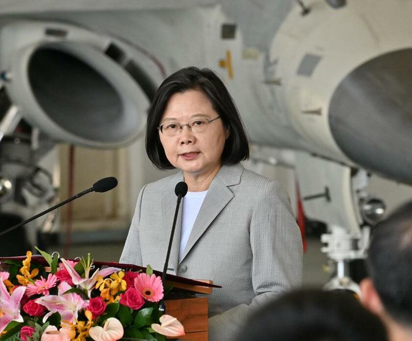 台湾の蔡英文総統は昨年９月、台湾海峡にある澎湖島の空軍基地を訪れ、戦闘機を背に兵士らを激励した　（ｃ）朝日新聞社