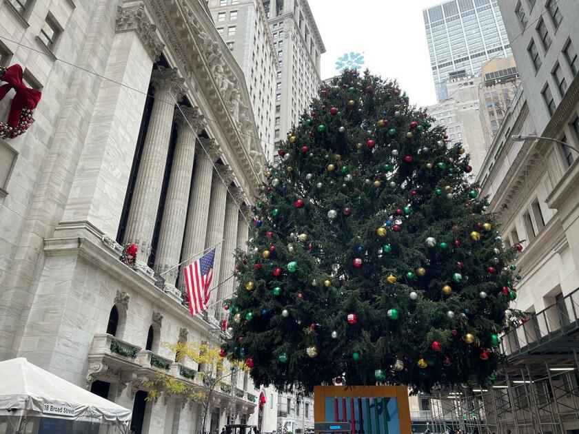 ニューヨーク証券取引所の前にはクリスマスツリーが飾られ、年末にかけてセールが佳境を迎える（撮影／津山恵子）