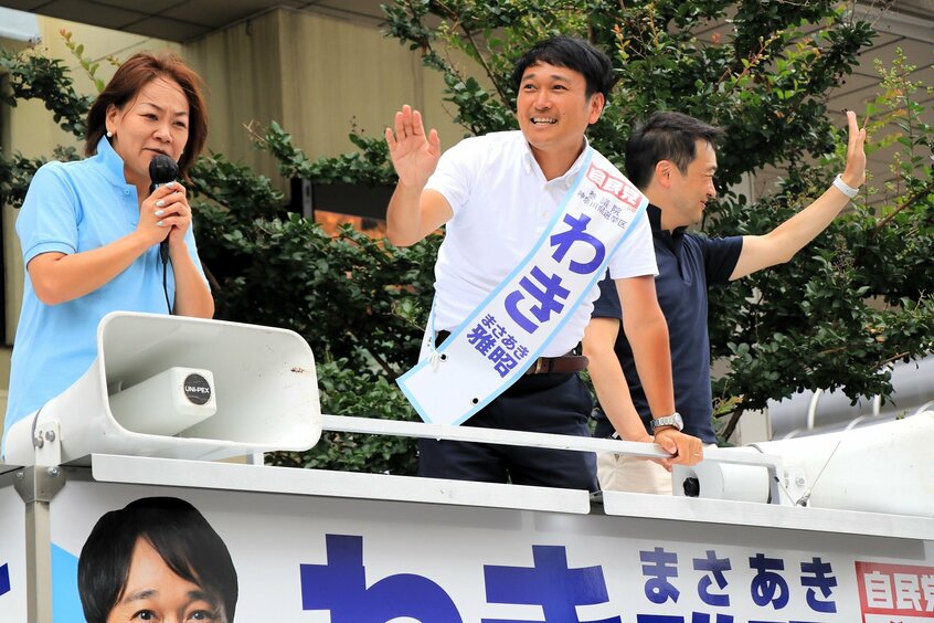 自民党新人の脇雅昭氏(撮影/川口穣)