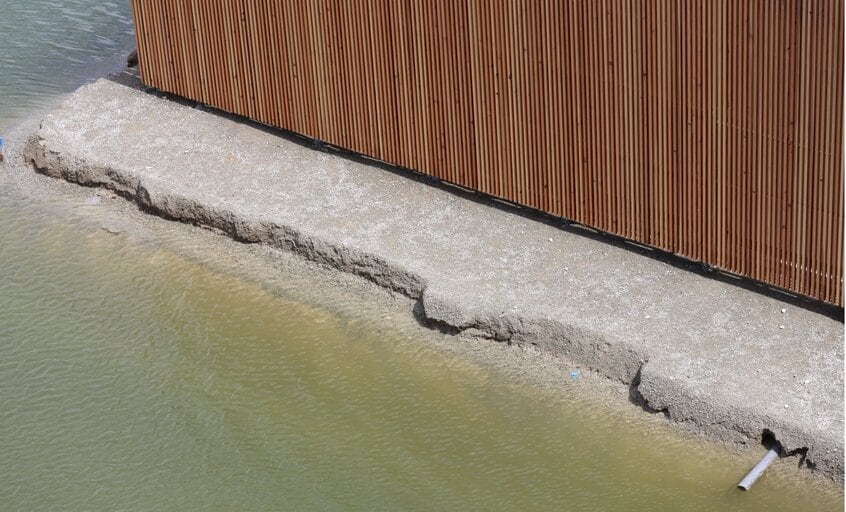 海水に突き出た部分では、まだ崩れているような場所もあった