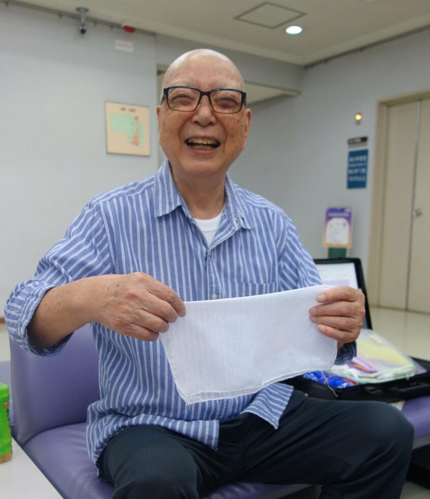 楽しそうに手品の練習に励む佐藤基行さん(撮影/國府田英之)