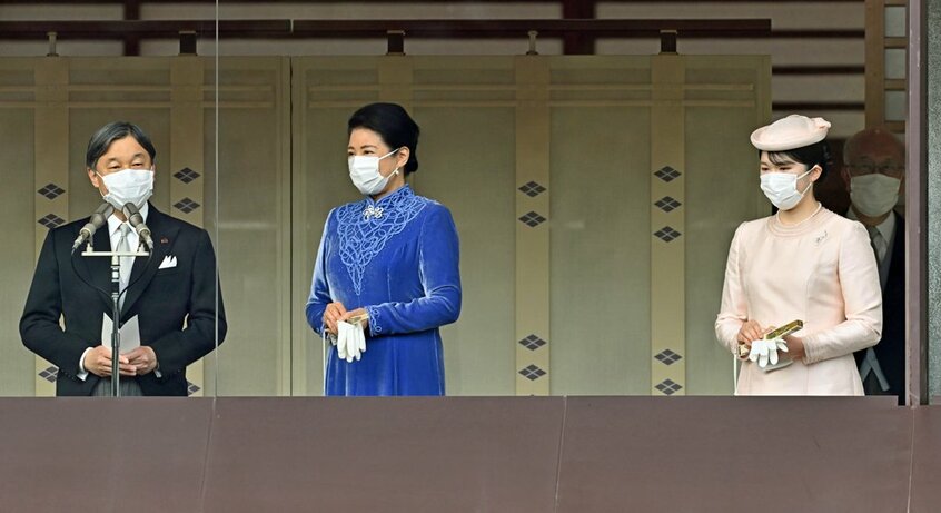 天皇誕生日の一般参賀で、おことばを述べる天皇陛下と皇后さま、愛子さま=23年2月23日