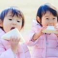 子のパーソナリティは遺伝で決まるのか 「親の育て方しだいではない」と行動遺伝学研究者