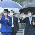 〈笑顔の天皇陛下と雅子さま〉天皇陛下は「雨男」それとも「晴れ男」?雅子さまと到着した空港では2度も雨風がおさまり青空が