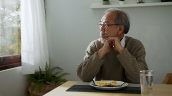 老いる男たちには「友だちレンタル」が必要? 60代以上の男の2割が「会話」週1以下
