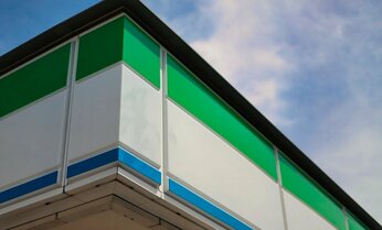 「ファミマのスウェット」なぜ人気?コンビニの常識破り“2990円の高値”でも売り切れるワケ