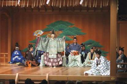 開場して最初の「翁」は、世阿弥『申楽談儀』にも書かれた重要文化財の翁面、徳川家康から拝領した蜀江錦の装束をつけて上演された(翁:観世清和、千歳:観世三郎太) (写真:観世宗家提供)
