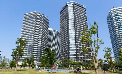 「ステータスの象徴」「高いところに住むのは…」　あなたはタワーマンションに住みたいですか？【AERAアンケート】