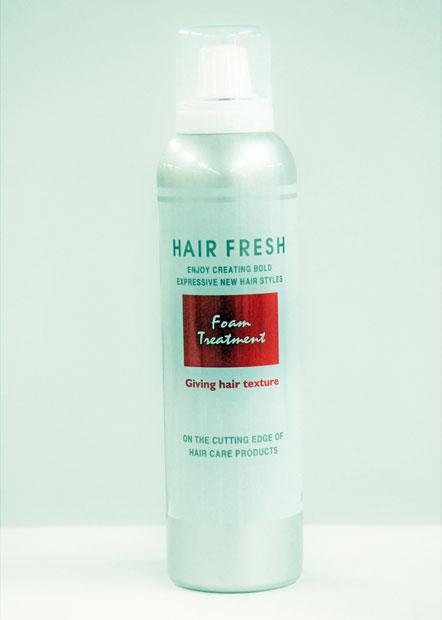 「ヘアフレッシュ フォーム トリートメント」は、髪にうるおいを与え、まとまりやすくするフォーム。セット成分が入っていないので、ベタつかない。乾いた髪になじませるとサラサラに、濡れた髪ならウェットな仕上がりになる。200g 1700円、380g 2600円(ともに税別)