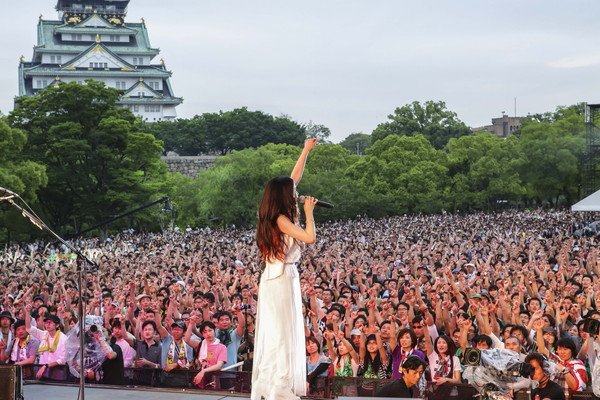 Superfly 初の関西フリーライブに約1万5千人集結「たまには東京を飛び出してみようと大阪に来てみました！」