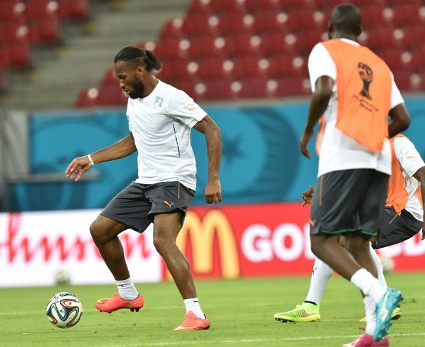 サッカーW杯ブラジル大会（2014 World Cup）グループCの日本戦を翌日に控え、調整を行うコートジボワールのディディエ・ドログバ（Didier Drogba、左、2014年6月13日撮影）。(c)AFP＝時事/AFPBB News