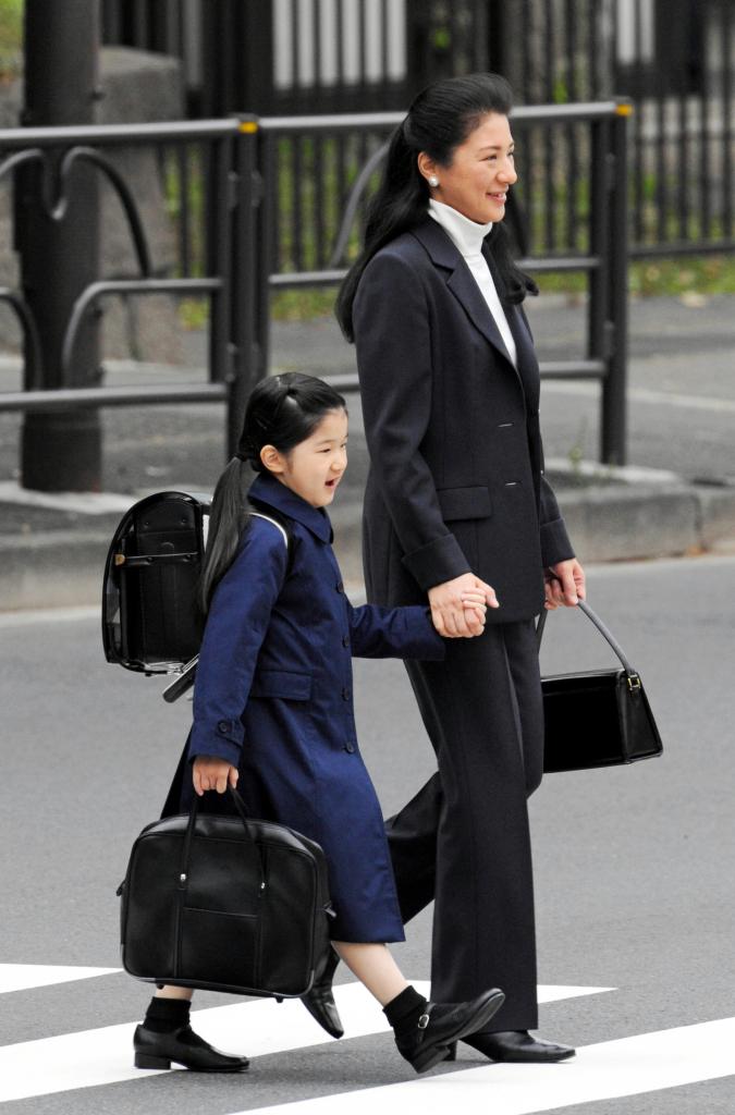 2008年4月21日【6歳】雅子さまと手をつないで学習院初等科に通学する愛子さま。一時期、雅子さまが通学に付き添った