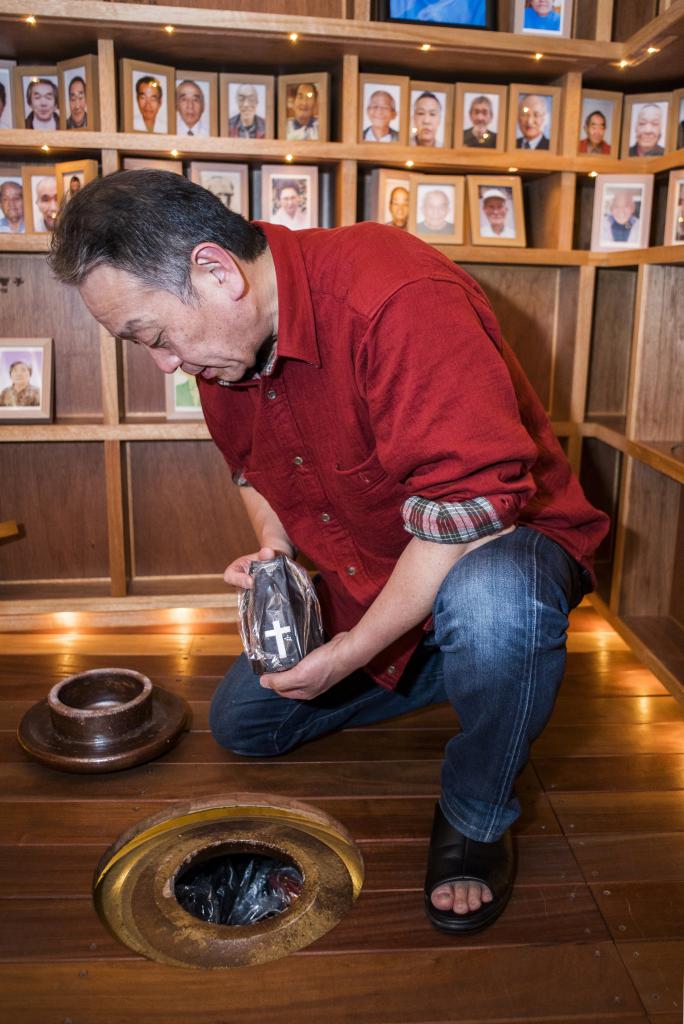 東八幡キリスト教会にある納骨堂。これまで奥田らが出会い、抱樸が自立を支援した元ホームレスらが眠る。路上から脱した仲間は「互助会」を作り、月額500円の会費を募り、仲間の見舞いや葬儀を行う（撮影／横関一浩）