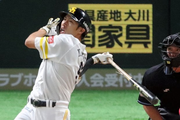 バットを折りながらサヨナラ弾を放ったソフトバンク・柳田　（ｃ）朝日新聞社