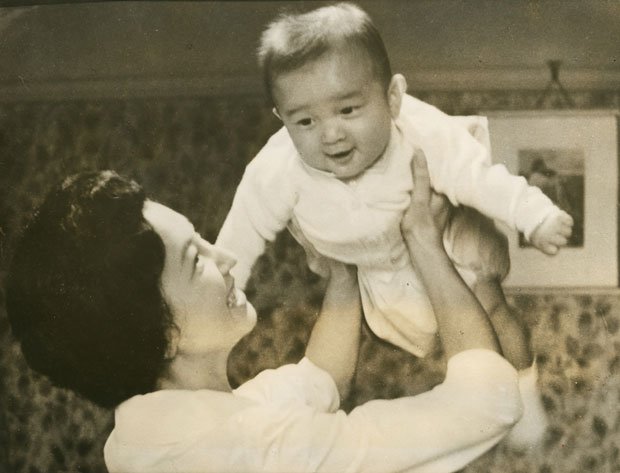生後６カ月になった浩宮さまは美智子さまにあやされて大喜び＝１９６０年８月撮影（写真：宮内庁提供）　（c）朝日新聞社　＠＠写禁