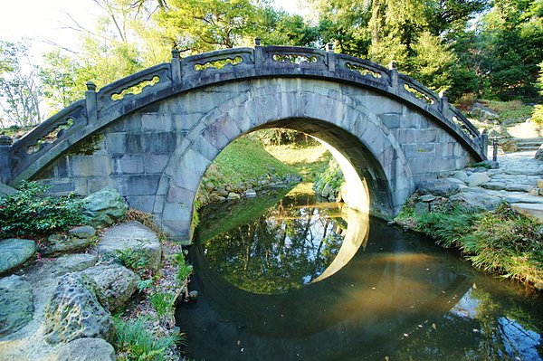 園内の朱舜水設計による円月橋