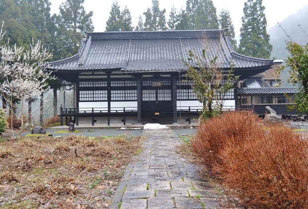 兵庫県・但馬の山奥にある安泰寺。雪が降らない時期は妻子もここで生活する。写真は本堂