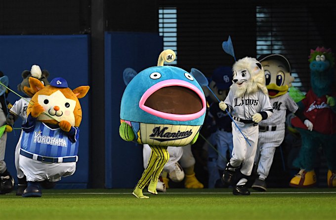 オールスターで、他球団のマスコットに追われるロッテの「謎の魚」（ｃ）朝日新聞社