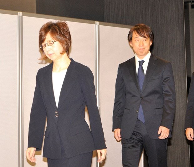 会見場に入るDeNA経営陣。左が南場智子会長、右が守安功社長