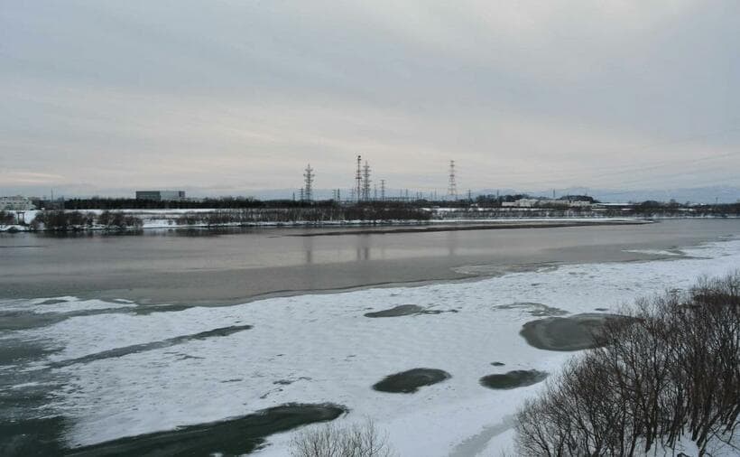 川面が一部凍結した石狩川下流＝2020年1月28日、北海道江別市(朝日新聞社)
