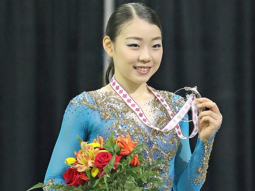 「フィギュア・カナダGP」女子2位となりメダルを手にする紀平梨花　（C）朝日新聞社