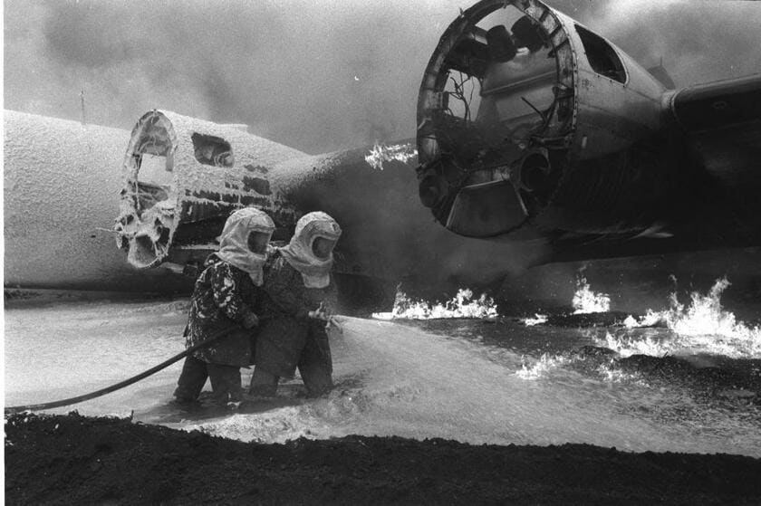 横田基地では長年にわたり大量の泡消火剤が使われてきた。写真は1958年、本物のB29にガソリンをかけて行われた消火訓練の様子　（ｃ）朝日新聞社