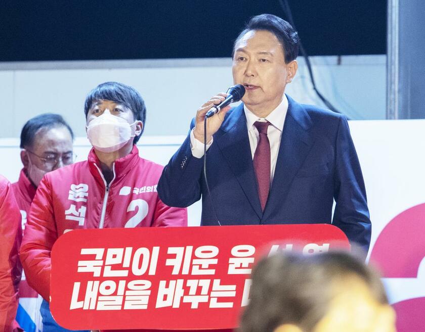 激戦を制して第20代韓国大統領に選出された尹錫悦氏（右）が支援者を前にあいさつした／３月10日、ソウル（photo：gettyimages）