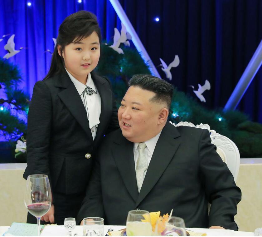 金正恩氏の横に立つ娘（朝鮮通信）