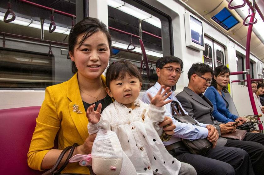 地下鉄で隣の席に親子が座った。子どもがあまりにも無邪気なので、母親に声をかけてカメラを向けた。女性と子どもの服装は、時代とともに格段とおしゃれになった（２０１９年５月）（撮影／伊藤孝司）