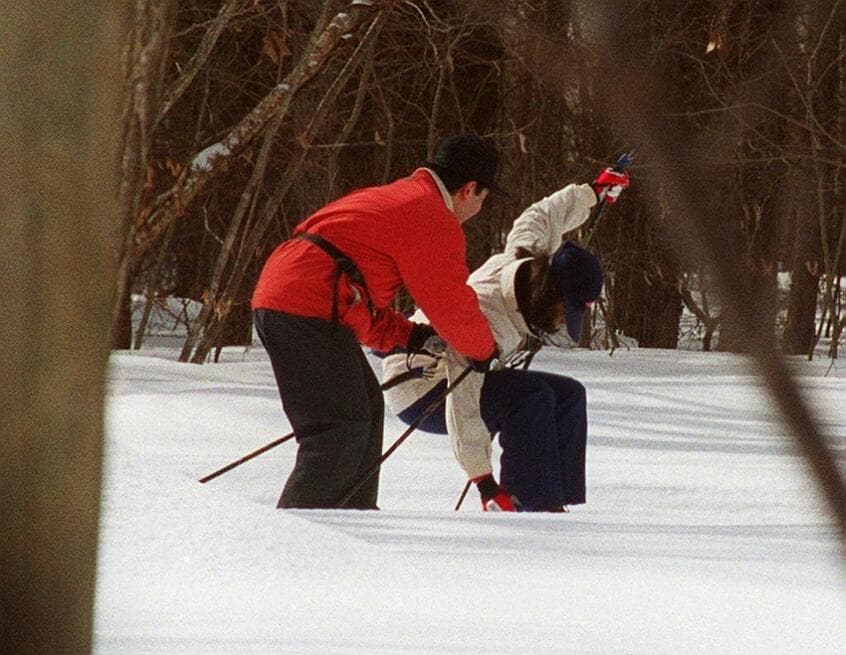 1999年 北海道
<br />ご夫妻で歩くスキーを楽しむ最中、尻もちをつきそうになった雅子さまの腕をとって助ける陛下 (C)朝日新聞社