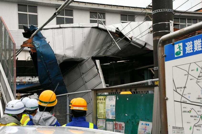 強風で駅舎の屋根が大きくめくれ上がったJR東千葉駅=9月9日 (c)朝日新聞社