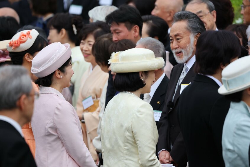 春の園遊会で、俳優の北大路欣也さんと和やかに懇談する愛子さま=2024年4月23日、東京・元赤坂の赤坂御苑、JMPA
