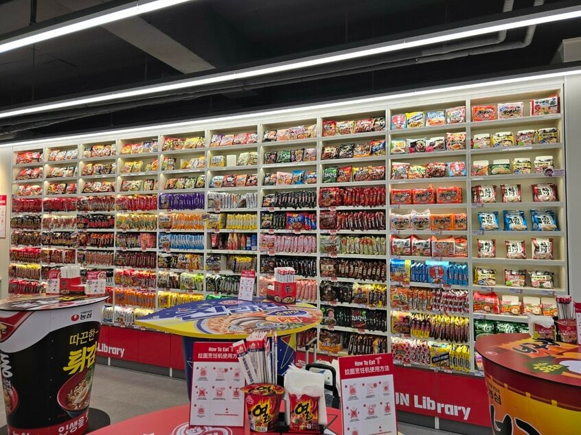 無人ラーメン店には様々な種類のラーメンがそろっている。なかには日本語で書かれた品名のものもあった