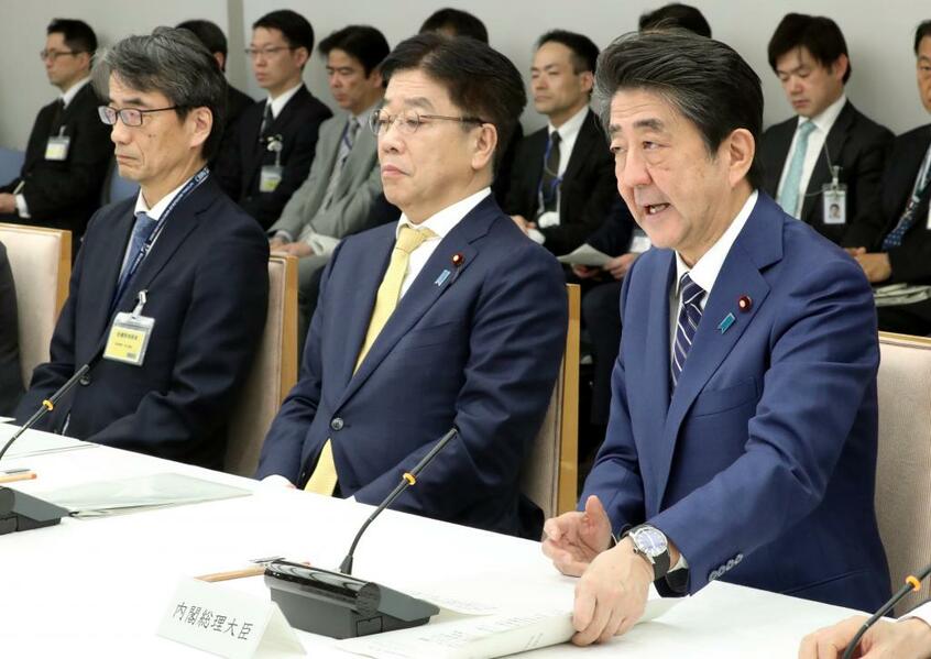新型コロナウイルス感染症対策本部の会合に出席した安倍晋三首相(右端) (c)朝日新聞社